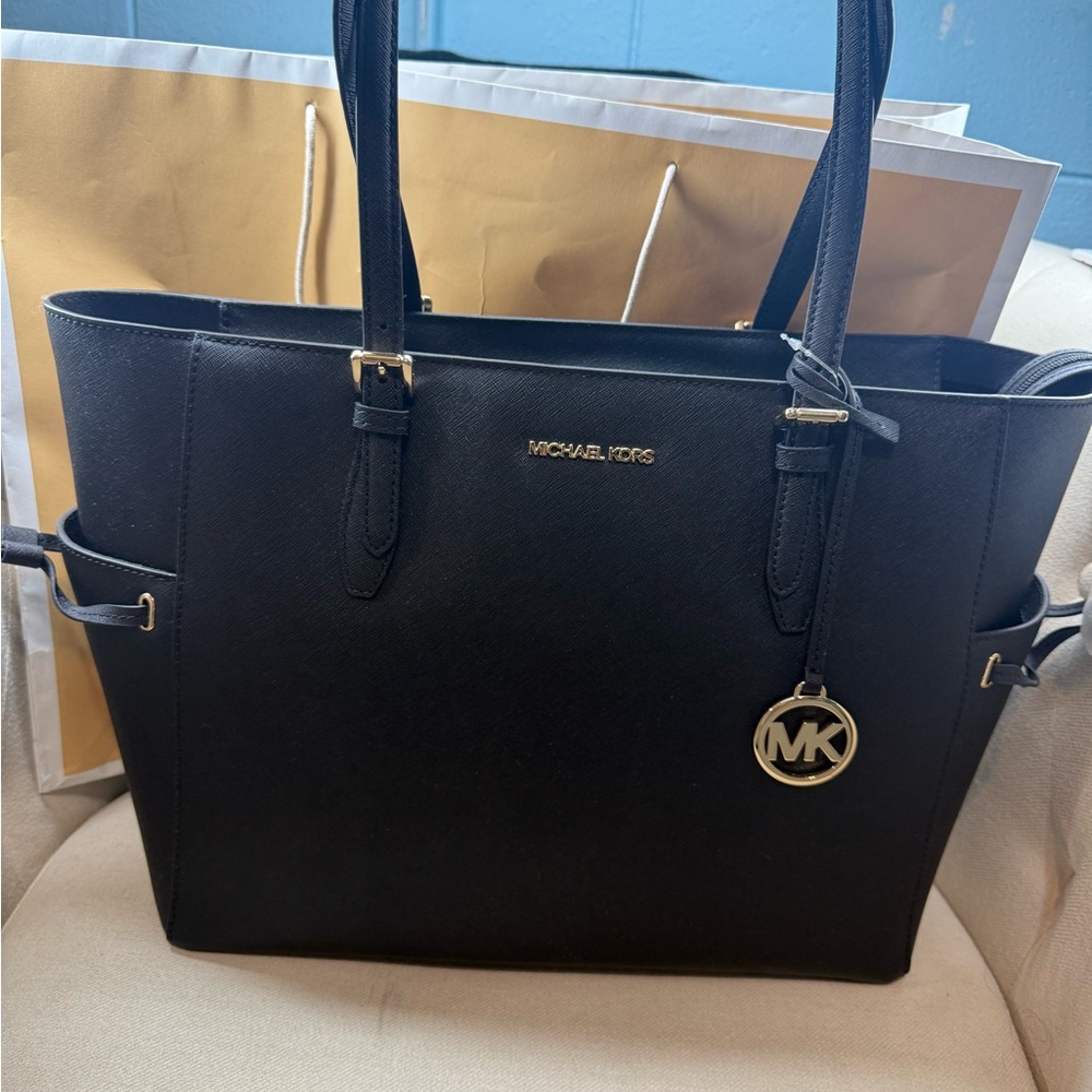 Michael Kors Bags Michael Kors Gilly
Large Drawstring Tote BRAND NEW